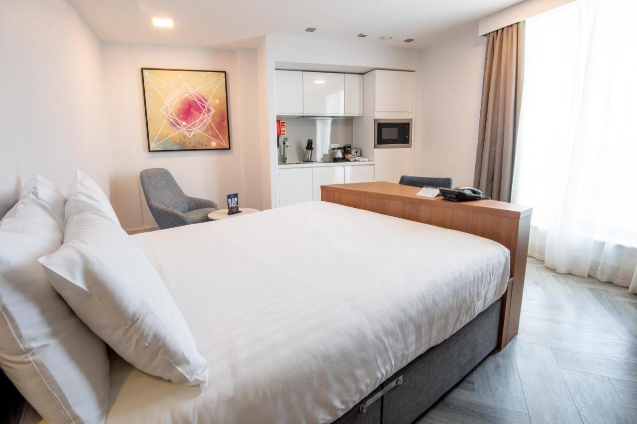 Roomzzz London Stratford Bagian luar foto