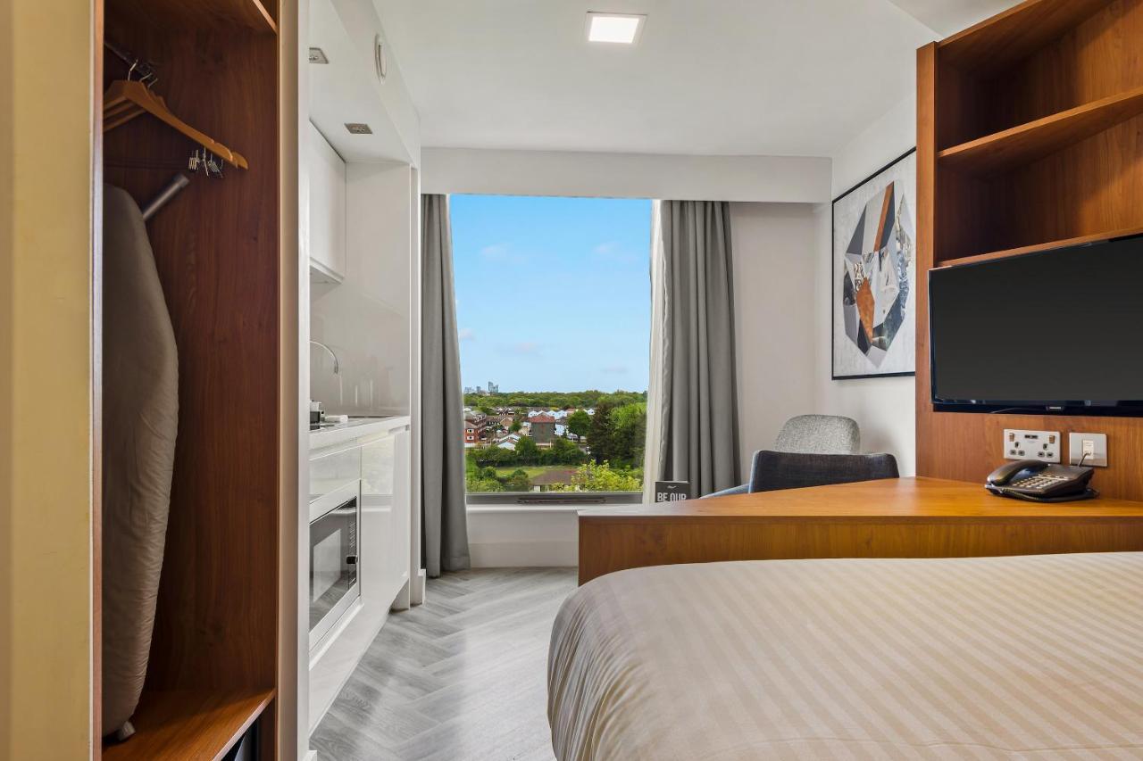 Roomzzz London Stratford Bagian luar foto