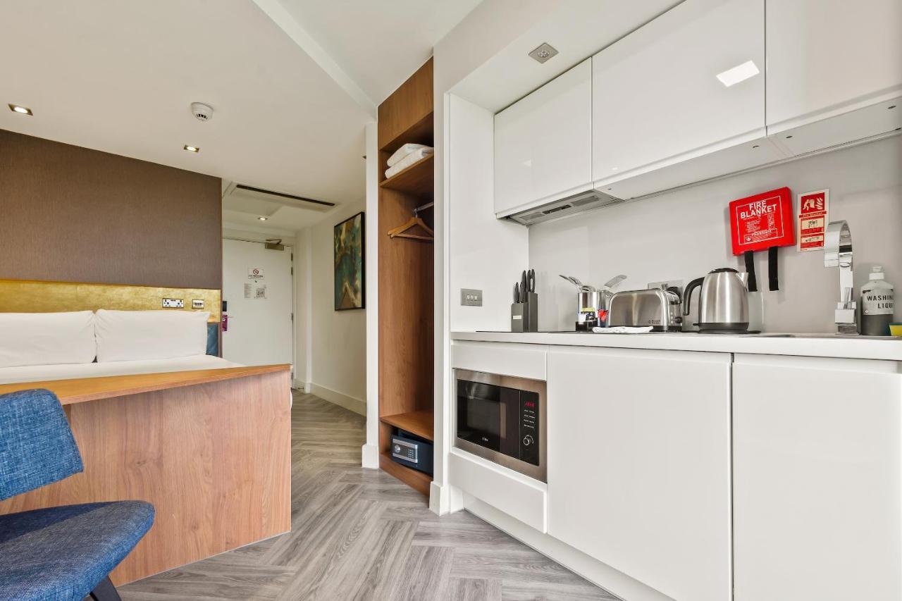 Roomzzz London Stratford Bagian luar foto