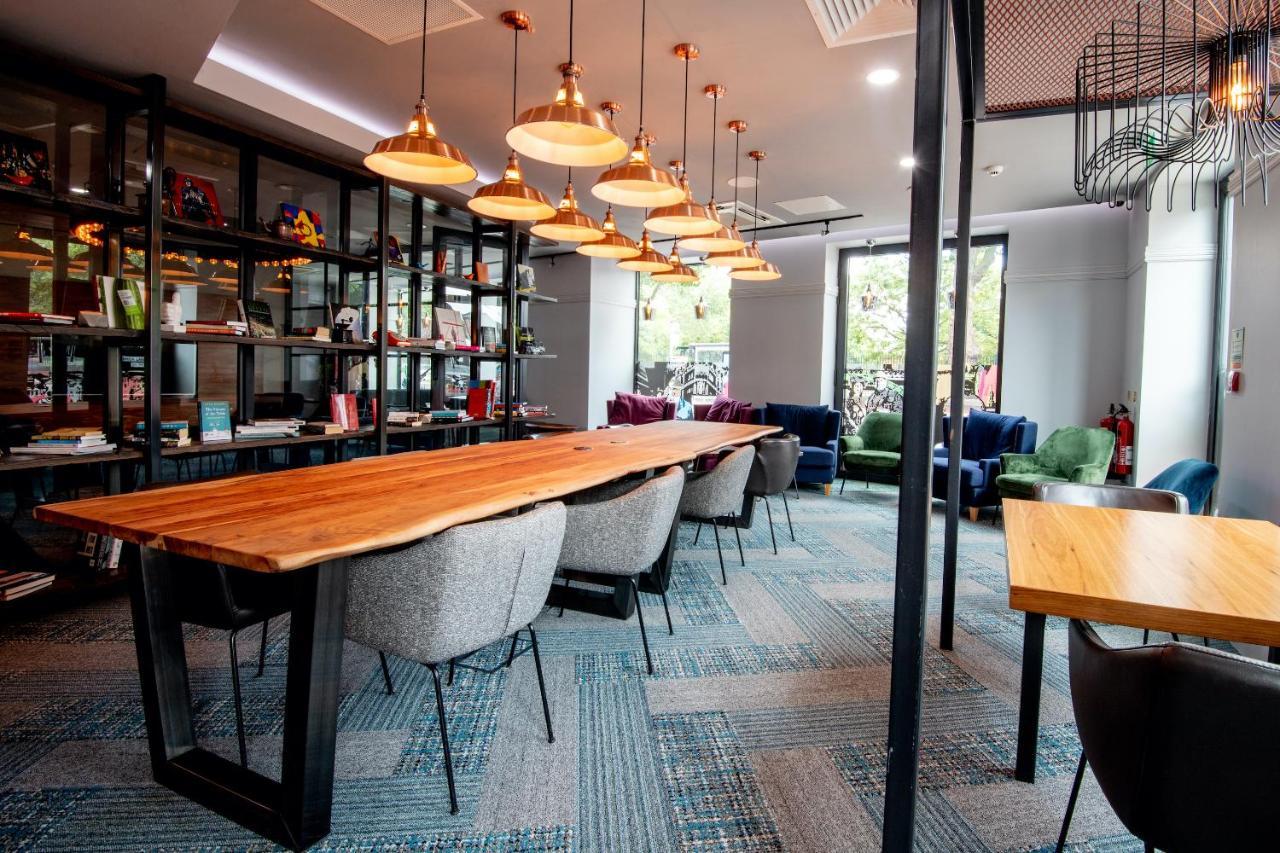 Roomzzz London Stratford Bagian luar foto