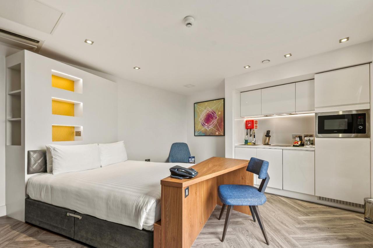 Roomzzz London Stratford Bagian luar foto