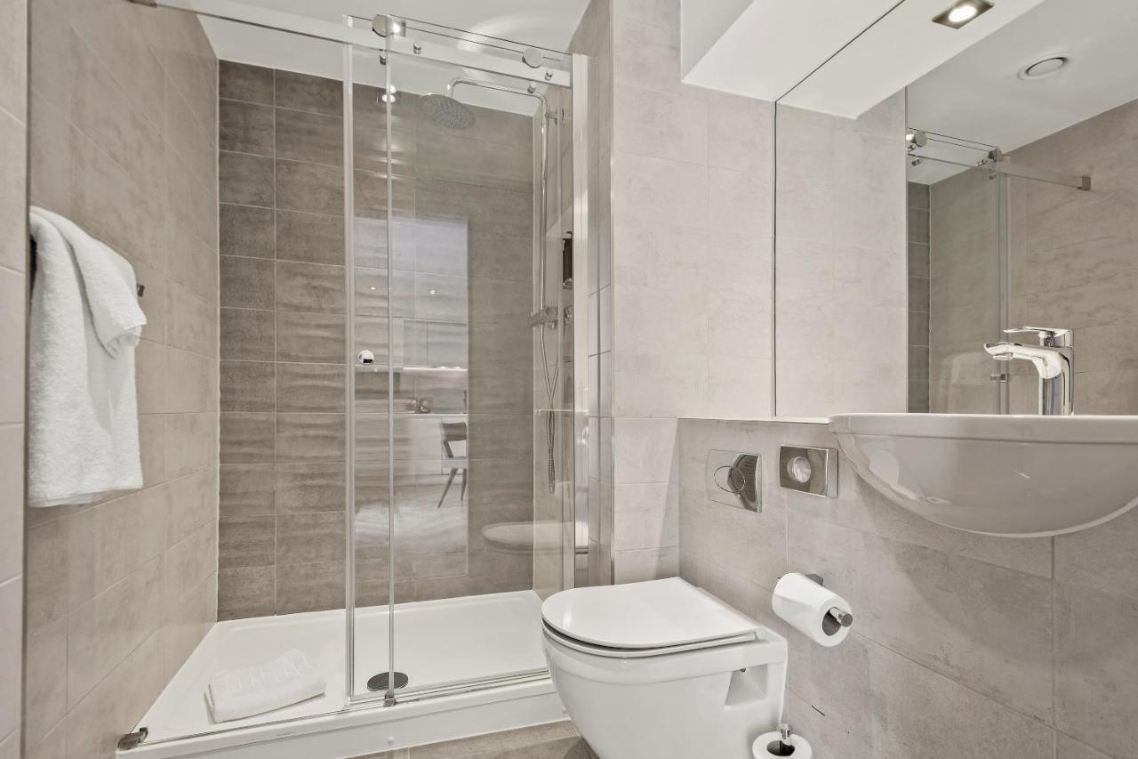 Roomzzz London Stratford Bagian luar foto