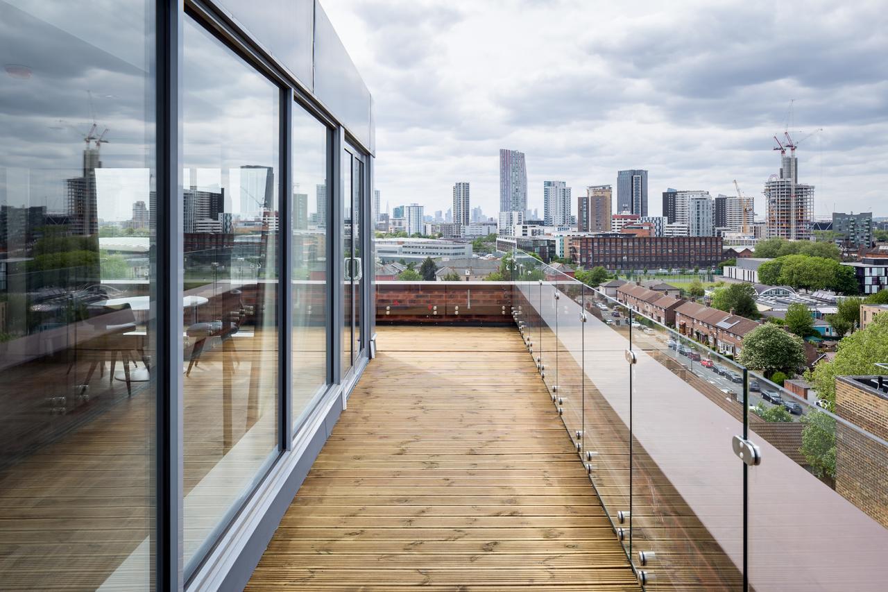 Roomzzz London Stratford Bagian luar foto